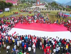 Sambut HUT RI ke 78, Merah Putih 9×18 Meter Terbentang di Puncak Jaya