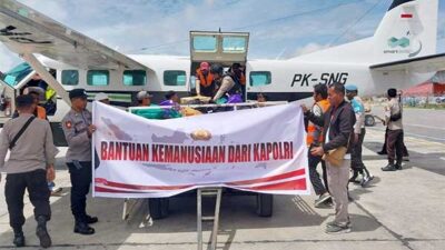 Polri Distribusikan Bansos ke Wilayah Terdampak Bencana di Puncak Gunakan Pesawat Carter