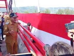 Semarakkan HUT ke 78, Pemkot Jayapura Bentangkan Merah Putih di Jembatan Youtefa