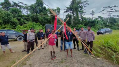 Palang KPU Kabupten Tambrauw Dicabut Tanpa Bayar Denda Adat