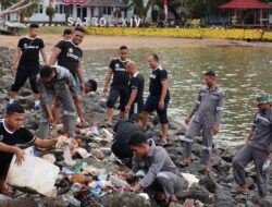 Peduli Kebersihan, Prajurit Lantamal XIV Sorong Rutin Bersihkan Pantai