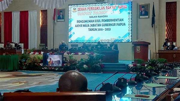 Lukas Enembe Hadiri Paripurna Pemberhentiaanya
