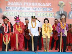 Buka Musyawarah Adat Suku Besar Arfak ke IV 2023, Pj Gubernur PB Serahkan Bantuan