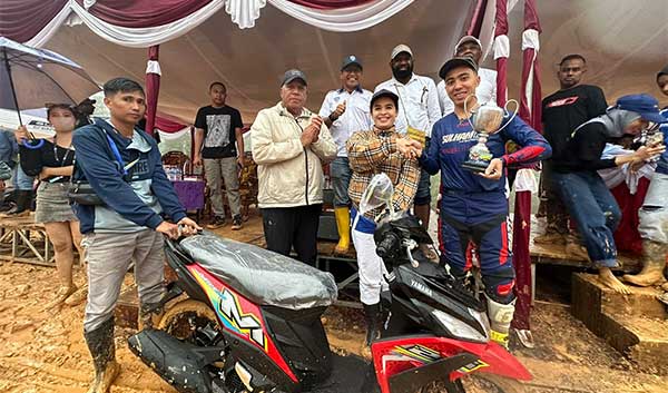 Pj Gub PB Tutup Kejuaran Motocross di Fakfak