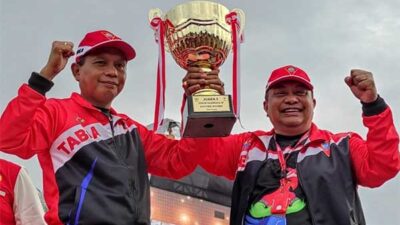 Pj Walkot n Ketua KONI Ambon terima penghargaan