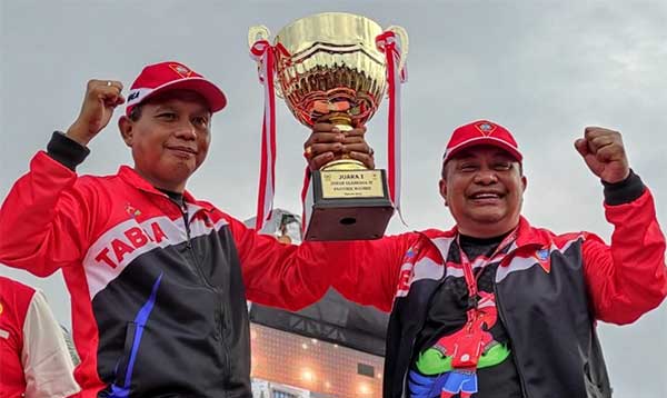 Pj Walkot n Ketua KONI Ambon terima penghargaan