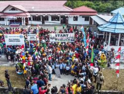 Satgas Yonif 122/TS Jalan Santai Bersama Masyarakat Kabupaten Keerom
