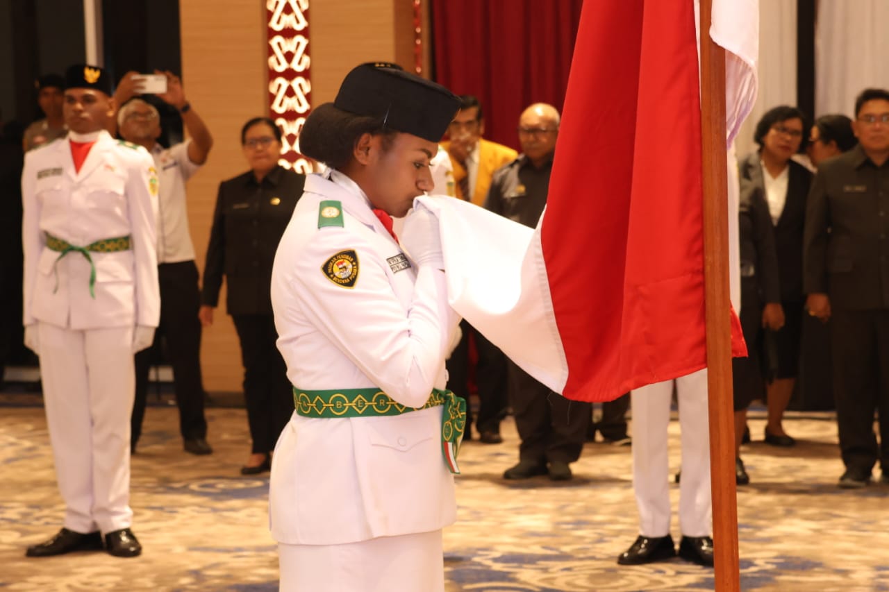 Plh Gubernur Papua Kukuhkan 37 Anggota Paskibra: Siap Laksanakan Tugas Mulia 1 WhatsApp Image 2023 08 17 at 09.46.06