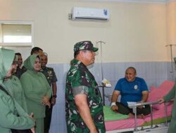 Pangdam Pattimura Kunjungi Prajuritnya yang Sedang Sakit