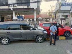Innova Hajar Ayla yang Sedang Parkir, Ternyata Pengendaranya Mabuk