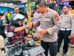 Bagikan Ratusan Paket, Polresta Manokwari Sampaikan Pesan Tertib Berlalu Lintas