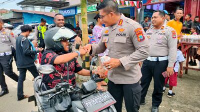 Bagikan Ratusan Paket, Polresta Manokwari Sampaikan Pesan Tertib Berlalu Lintas