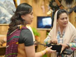 Kunjungi Stand Dekranasda Papua Tengah, Ibu Negara Beli Tas Kulit Motif Cendrawasih