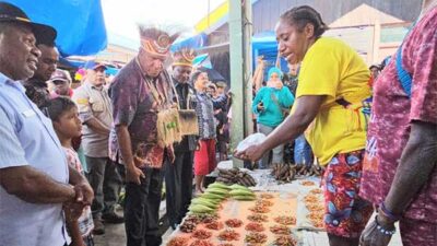 Pj Gub PB Tinjau Pasar Sentral Bintuni