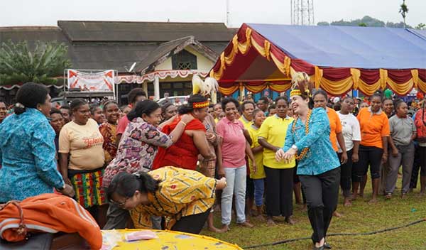 Puji Acara Perempuan Arfak Berkreasi-Berkarya untuk Pembangunan, Ketua TP PKK PB Apresiasi 1 Roma Megawanty Perempuan Arfak Berkreasi