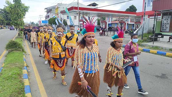 Kirab Budaya Awali Rangkaian Event Festival Seni Budaya Papua Barat 2023 2 Festival Seni Budaya PB 2023 3