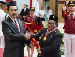 Kontribusi Luar Biasa, Ribka Haluk Terima Penghargaan dari IPDN