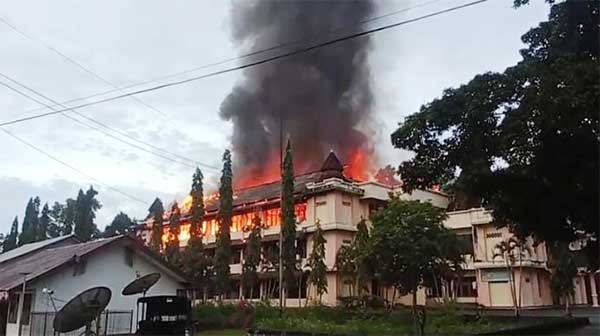 Kantor Dinas di Kab JPR Terbakar2