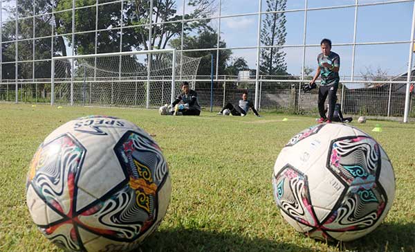 PSBS Biak Latihan Kiper oleh Pelatih Joice Sorongan