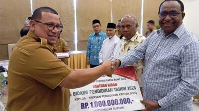 Pemprov PBD Serahkan Bantuan Hibah ke 4 Yayasan Pendidikan, Ini Harapan Penjabat