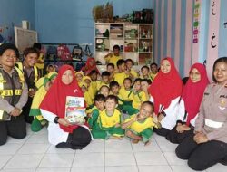 Tingkatkan Literasi, Lantas Polresta Jayapura Kota Bagi-bagi Buku di TK Aisyiyah Heram