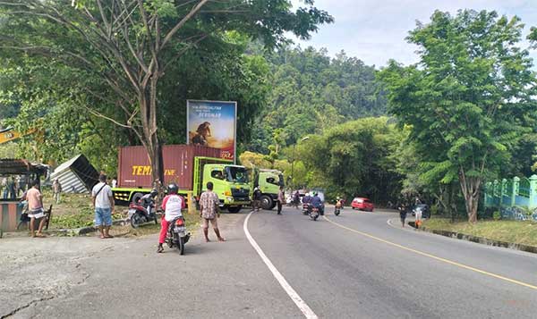 Insiden Truk Tronton Gagal Menanjak di Jayapura, Mobil Hingga Lapak Pinang jadi Korban 1 Truk mundur di JR