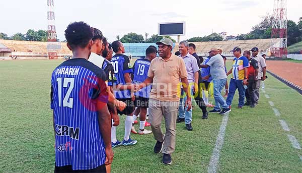 Bupati Pieter Gusbager Kesebelasan Persiker