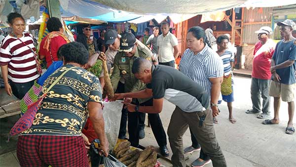 Bupati Telbin dan istri belanja di PAsar Sentral Bintuni