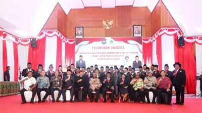 Wamendagri Lantik 28 Anggota Majelis Rakyat Papua Tengah