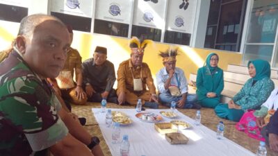 Prosesi Tikar Adat Menyambut Kunker Ali Baham di Kabupaten Fakfak