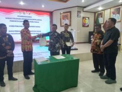 Pj Gubernur PB Saksikan Teken dan Penyerahan NPHD KPU-Bawaslu Fakfak