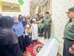 Tunjukkan Empati, Pangdam Pattimura Melayat ke Rumah Duka Alm. Serda Esis Siwiyanto