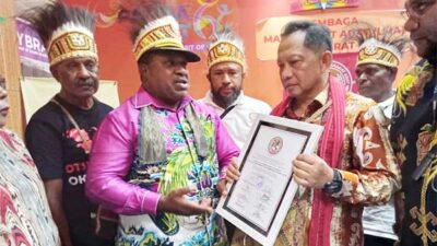 Mendagri Terima Penghargaan dari LMA PBD