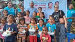 Gelora Papua cs aksi makan n bagi susu gratis1