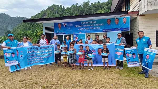 Gelora Papua cs aksi makan n bagi susu gratis2