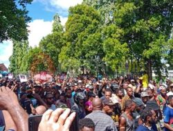 Sempat Tertahan, Jenazah Lukas Enembe Diarak Ribuan Masyarakat Papua Menuju STAKIN