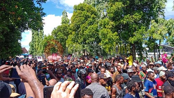 Sempat Tertahan, Jenazah Lukas Enembe Diarak Ribuan Masyarakat Papua Menuju STAKIN 1 IMG 20231228 WA0005