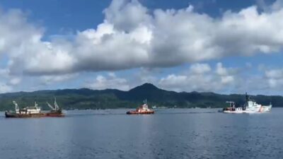 Proses penarikan kapal yang dilaporkan alami black out atau mati di perairan Maluku, Minggu (7/1/2024) / Foto: Buken