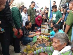 Capres Anies Sambangi Pasar Jembatan Puri Sorong, Borong Dagangan Mama-mama Papua