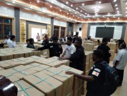 Dikawal 578 Personil Polri, 394.058 Logistik Pemilu 2024 Tiba di Gudang KPU PB