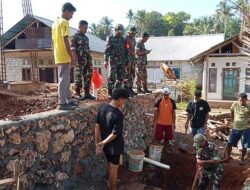Jumat Bersih: Babinsa Ramil 1504-05/Leihitu Gotong Royong Bangun Masjid