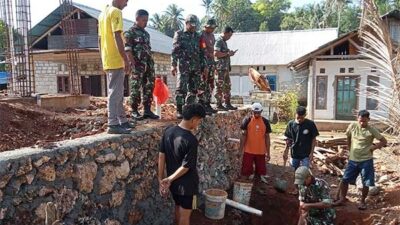 Jumat Bersih: Babinsa Ramil 1504-05/Leihitu Gotong Royong Bangun Masjid