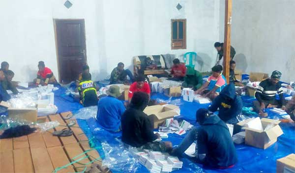 KPU Pegaf Sortir Surat Suara2