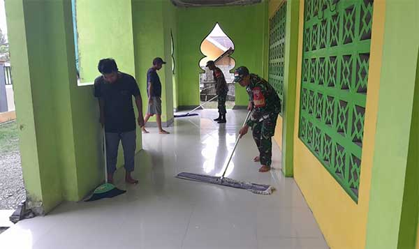 Koramil Baguala Bersih2 Masjid Nurul Huda Laha