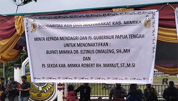 Lumpuhkan Pelayanan di Kantor Bupati Mimika, Ini Ancaman Solidaritas ASN OAP 2 Solidaritas ASN OAP Mimika Demo kantor Bup Mimika2