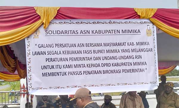 Lumpuhkan Pelayanan di Kantor Bupati Mimika, Ini Ancaman Solidaritas ASN OAP 3 Solidaritas ASN OAP Mimika Demo kantor Bup Mimika3