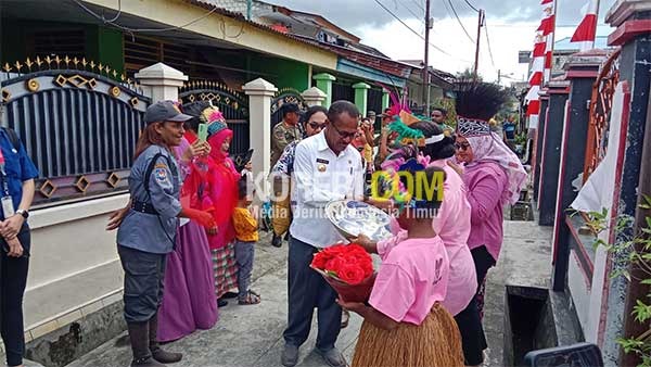 Pj Wali Kota Jayapura Coblos di TPS 42 Waena 1 IMG 20240214 WA0030
