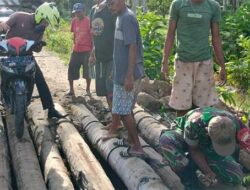 Babinsa Ramil Piru dan Warga Gotong Royong Perbaiki Jembatan Rusak