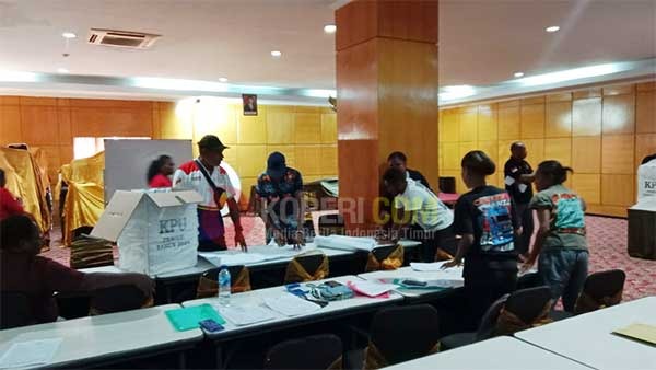 Proses Penghitungan Suara Lanjutan (PSL) 2 TPS di Hotel Grand Tabi, Entrop, Jayapura Selatan, Kota Jayapura, Papua, Senin (19/02/2024) / Foto: VER
