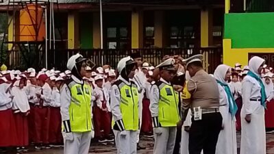 Kasat Lantas Polresta Manokwari AKP Subhan Ohoimas,S.H memasang rompi sebagai simbol pelantikan anggota PKS di SMP Yapis Manokwari, Senin (19/2/2024).(Foto : Istimewa)
